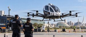 El megadrón que aterrizó en la Policía Nacional: crónica completa del proyecto Ehang EH216 en España (2021-2026) Megadrón EHang EH216 de la Policía Nacional representado durante una demostración experimental, con agentes supervisando el vuelo de una aeronave eléctrica de 16 rotores.
