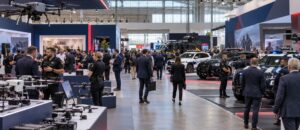 ExpoSecurity 2026: fechas, programa y entrada gratis en Madrid Recreación con IA de un pabellón de feria de seguridad privada y policial con stands y visitantes, ExpoSecurity 2026 Madrid